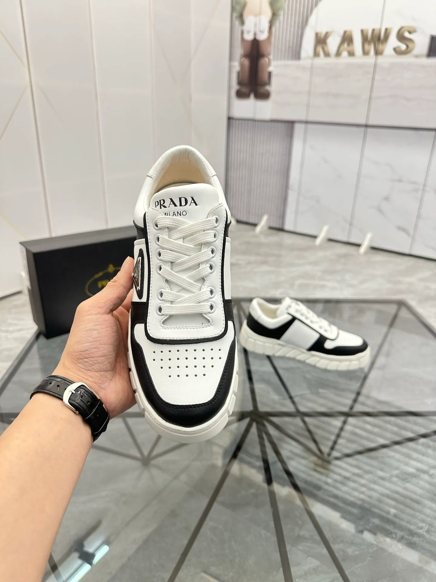 Men's shoes: 💰P420¥ Product trademark: Prada *"Prada*" low-top casual shoes Regular size: 38-44 (can be customized to 45) Product materials: imported cowhide upper, sheepskin lining, original outsole. Number: 020